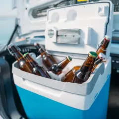 Lodówka do busa z butelkami piwa na lodzie, gotowa na podróż.