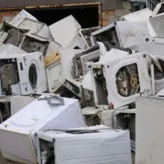 Góra złomu ze starymi pralkami. Zastanawiasz się, co zrobic ze starą pralką? Tutaj widać odpowiedź - recykling.