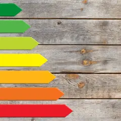 Kolorowe strzałki od A do G na drewnianym tle, symbolizujące klasy energetyczne zmywarek.