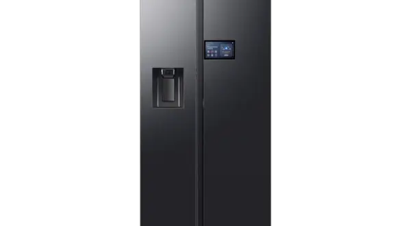 Czarny, dwudrzwiowy Samsung z ekranem dotykowym. Zastanawiasz się, ile waży duża lodówka? Ten model to ok. 130 kg.