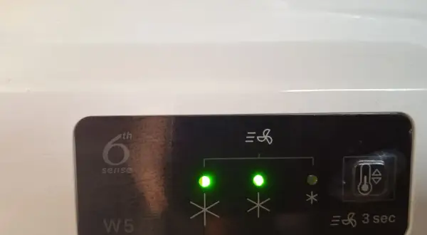 Panel sterowania lodówki Whirlpool W5 z technologią 6th Sense. Dwa zielone wskaźniki informują o ustawieniu temperatury.