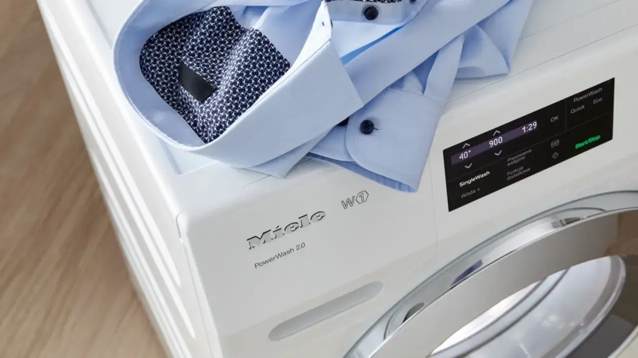 Elegancka koszula na pralce Miele. Zwróć uwagę na programy i funkcje, by wybrać najlepszą dla siebie.